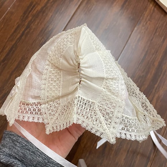 Vintage Bonnet with 'I'm just a little hankie' poem - Picture 3 of 8